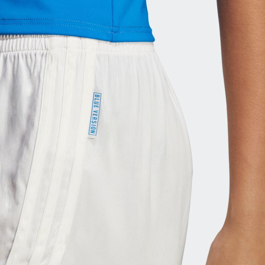 Adidas Szorty casualowe z nadrukiem logo, w pasie na gumce, proste, damskie, białe IB5797