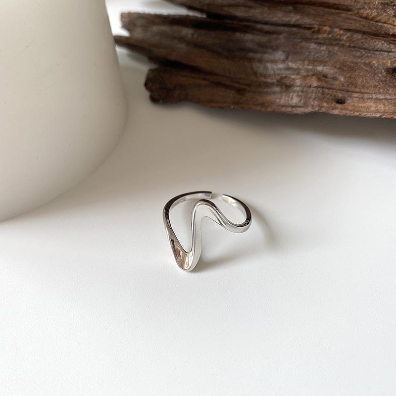 

S925 Отличительное серебряное кольцо для женщин в корейском трендовом стиле с регулируемым волнообразным дизайном треугольник