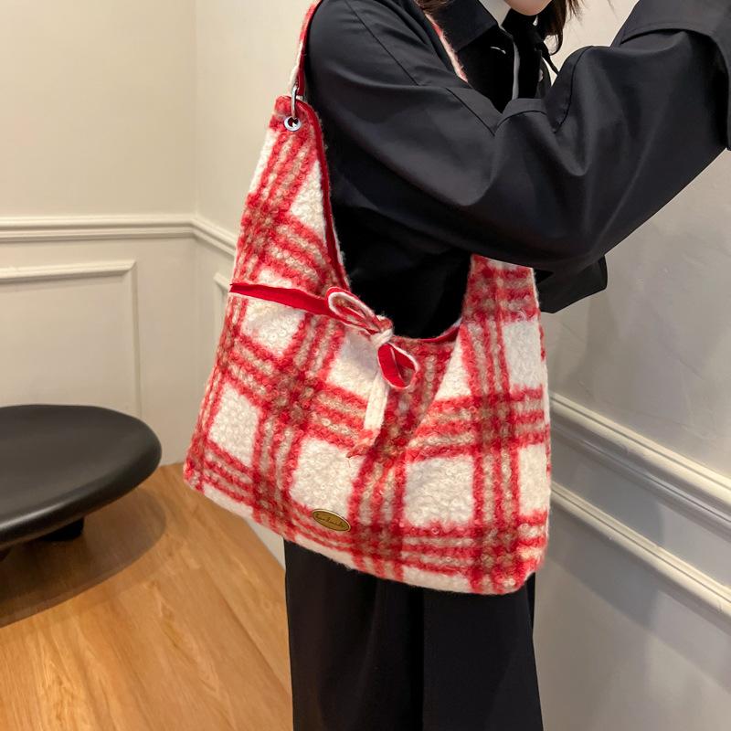 

Новая осенне-зимняя плюшевая ленивая и универсальная двусторонняя плечевая сумка-тоут, мягкая вощеная студенческая сумка женская 36*11*24 красный