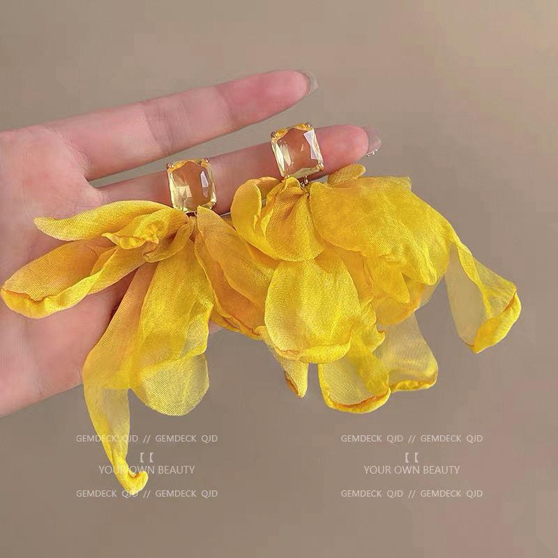 Dopamine flower ear hook women's new holiday style accessories ear clips without ear piercings, high-end seaside cute ear accessories