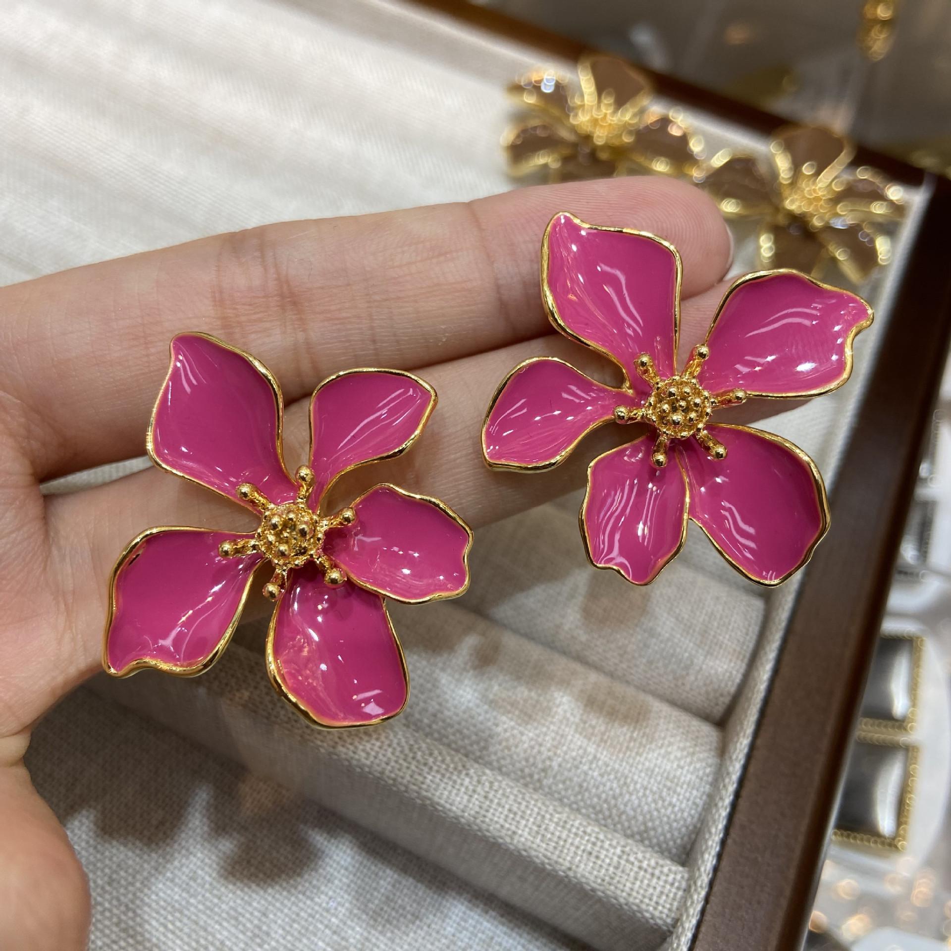 

New Fashion Beige Green Enamel Flower Stud Earrings Female Personality Irregular Five Leaves Petals Earrings Daily Wear Zircon Gold