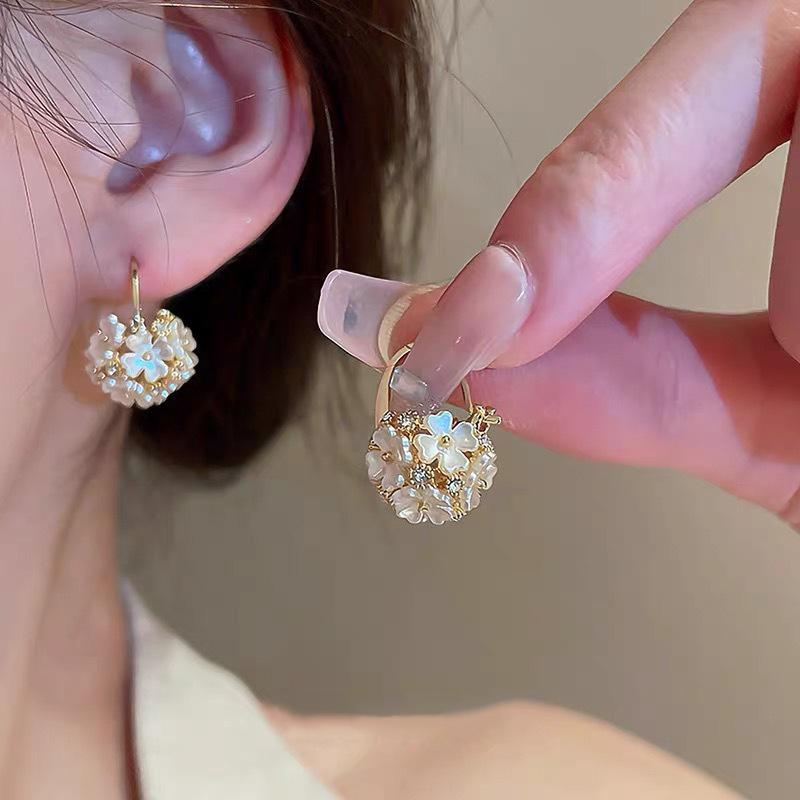 Light Luxury Niche Design Shell Flower Ball Earrings for Women Ins Trendy Internet Celebrity Same Style Flower Earrings