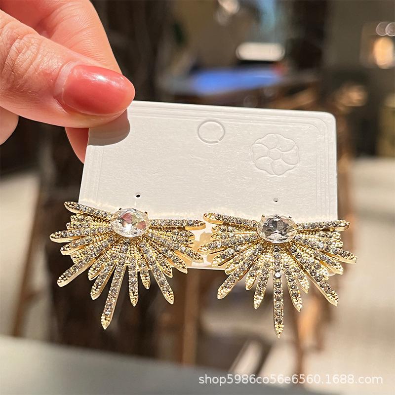 

Exaggerated design earrings women s new high-end snowflake design earrings women s new models золотой