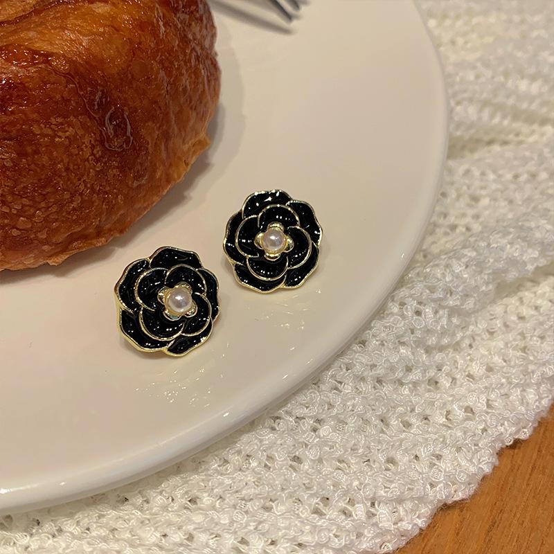 Boucles d'oreilles tendance haut de gamme en argent, cristal et perle 2023: Déclaration Exquise, Luxe Léger pour Femmes