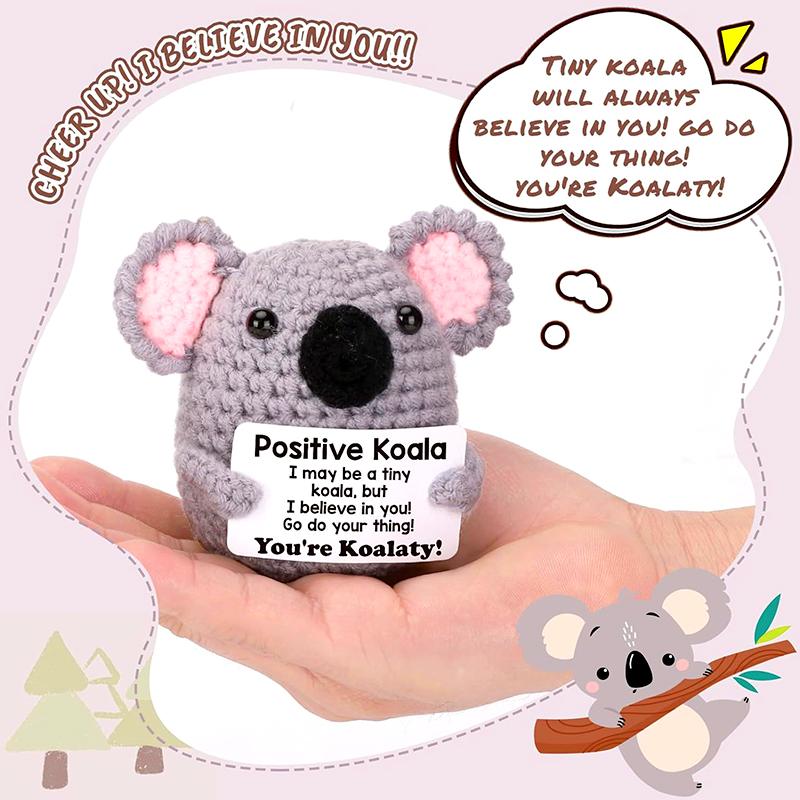 1 Stück Gehäkelter Koala Grau mit Inspirierender Botschaft Lustig & Niedlich Gestrickte Tiere Handgefertigt Positive Puppe Schreibtischornament