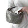 Reine handgefertigte matte gewebte Tasche, neue Damentasche, kleine Croissant-Tasche, Handtasche im europäischen und amerikanischen Stil.