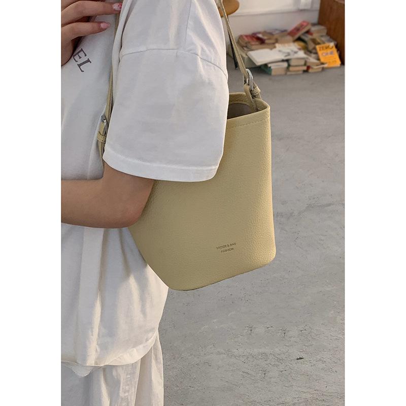 Niche texture underarm bag women's 2025 new summer fashion bucket bag versatile simple shoulder messenger bag