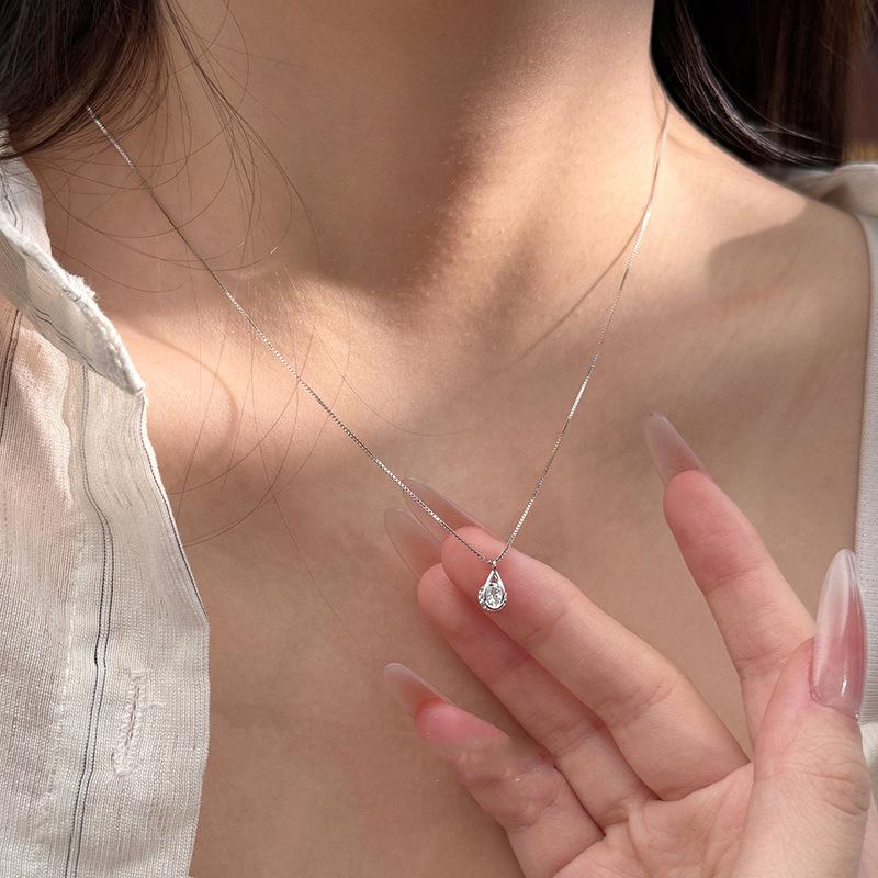 Jemný krystalový náhrdelník ve tvaru slzy - Elegantní přívěsek s diamantovým akcentem pro ženy Dárkové módní doplňky