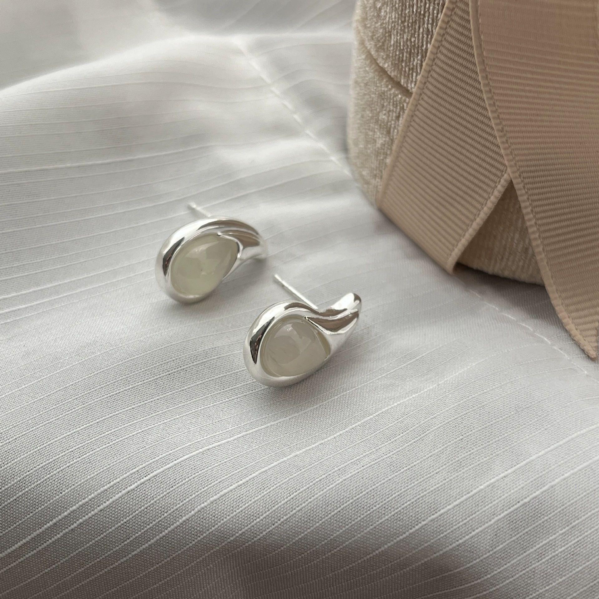 

Elegant Crystal Clear Resin Earrings: High-End Cool Style