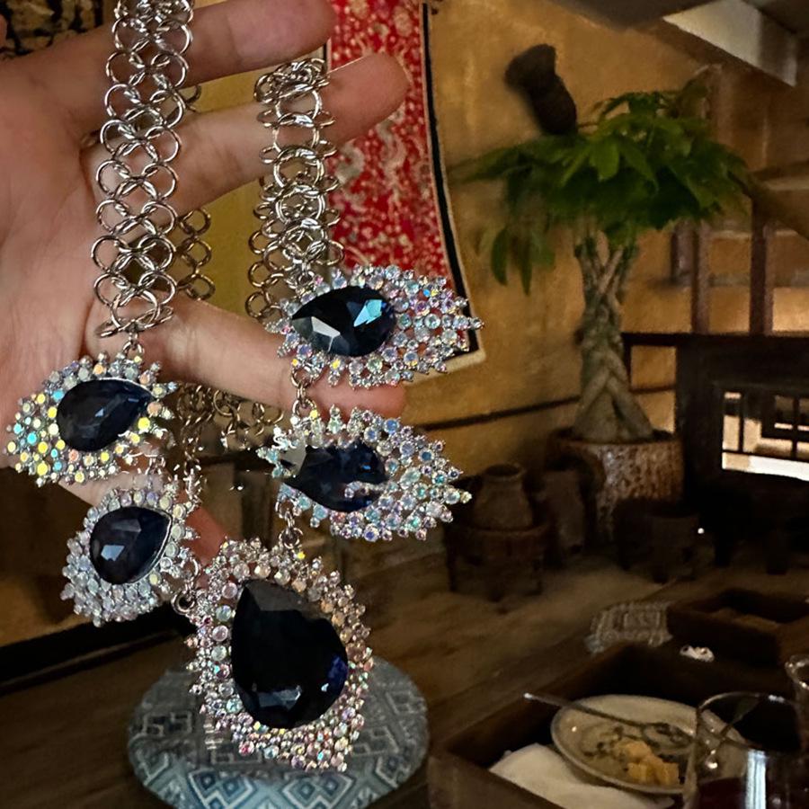 Retro Vintage Rhinestone Geometric Water Drop Necklace: Luxurious, High-End Clavicle Chain with Individualistic, Fashionable Design for Women