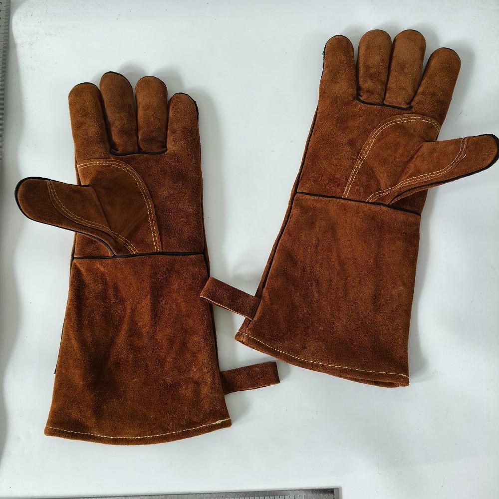 Flame-Resistant BBQ and Welding Gloves: Heat-Insulating Cowhide with Aluminum Foil for Charcoal Handling and Camping.