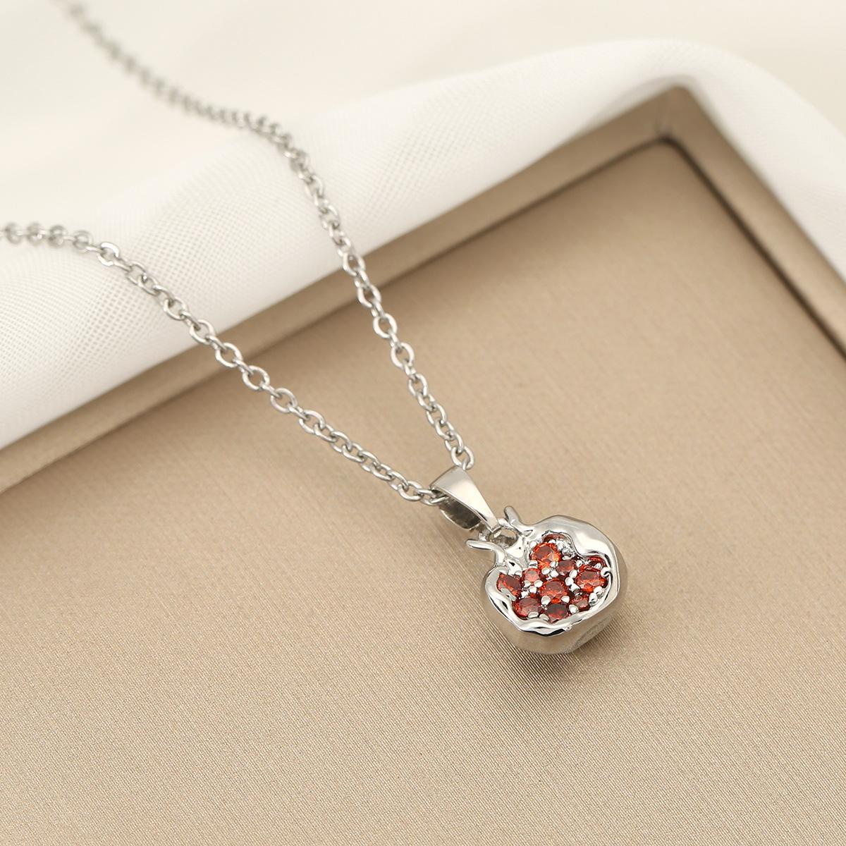 Vintage Light Luxury Garnet Rhinestone Choker Necklace Niche Design High End Temperament Versatile Fashion Pendant Jewelry серебряный