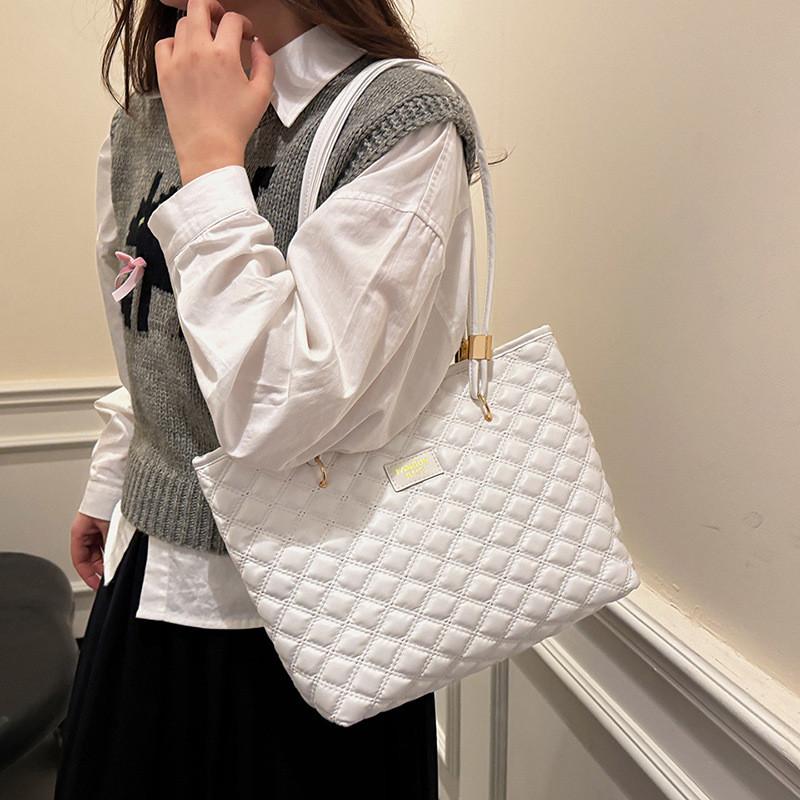 Trendy Lightweight Shoulder Bag For Women Chic Design Ideal For School Or Commute