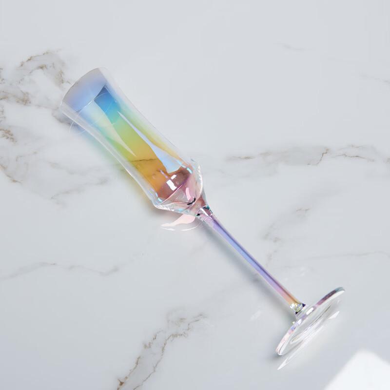 

Тонкий бокал для шампанского цвета шампанского с радужным хрусталем и узкой талией