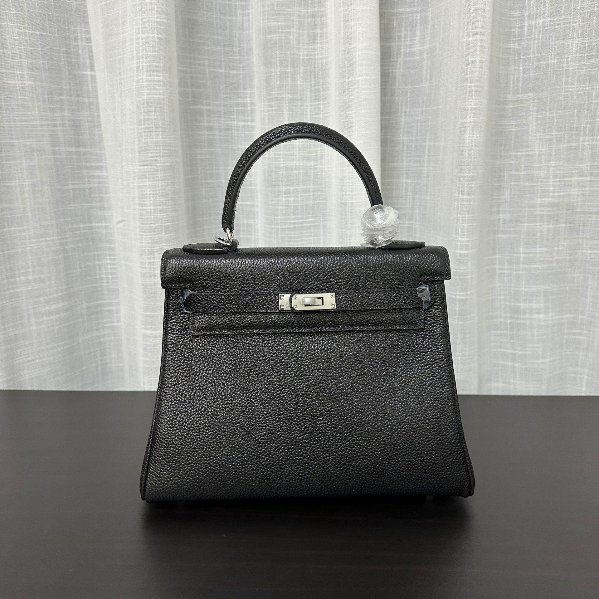 

Сумка Fubaoma Saddle Leather с широким плечевым ремнем, женская сумка высокого класса, большая вместимость 100, большая кожаная сумка через плечо на одно плечо 25x10x18cm чёрный