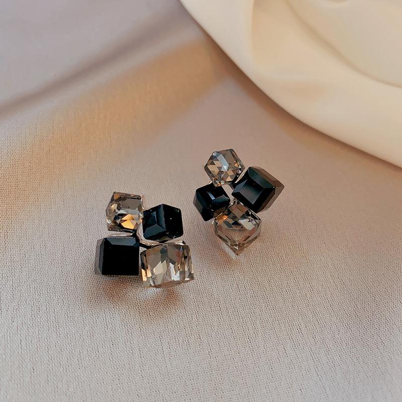 Silbernadel Glasperle Unregelmäßig Gefaltete Geometrische Ohrringe Schwarz Temperament Premium Ohrstecker Leichter Luxus Vielseitige Ohrringe