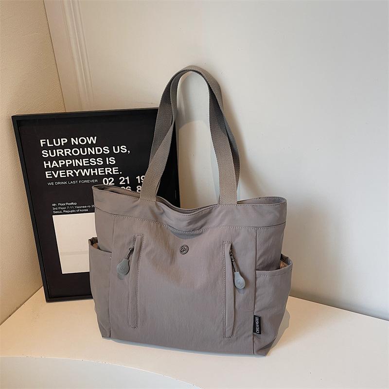 

Large-capacity solid color women s bag winter new simple outdoor bag commuter high-value shoulder bag сірий колір