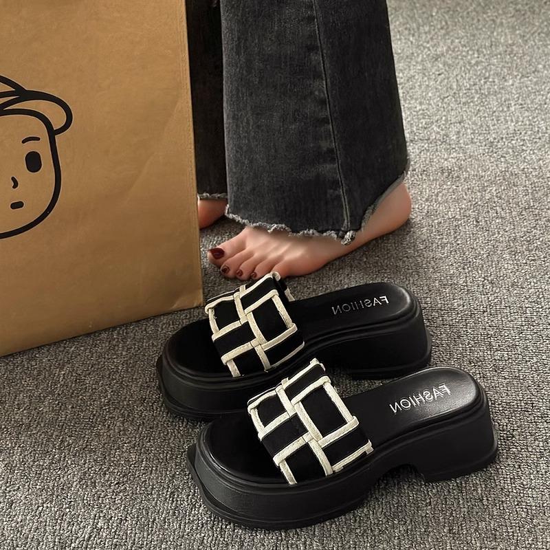 Thick-soled heightening slippers women wear spring and summer Internet celebrities popular sandals two wear soft-soled super fire summer beach s