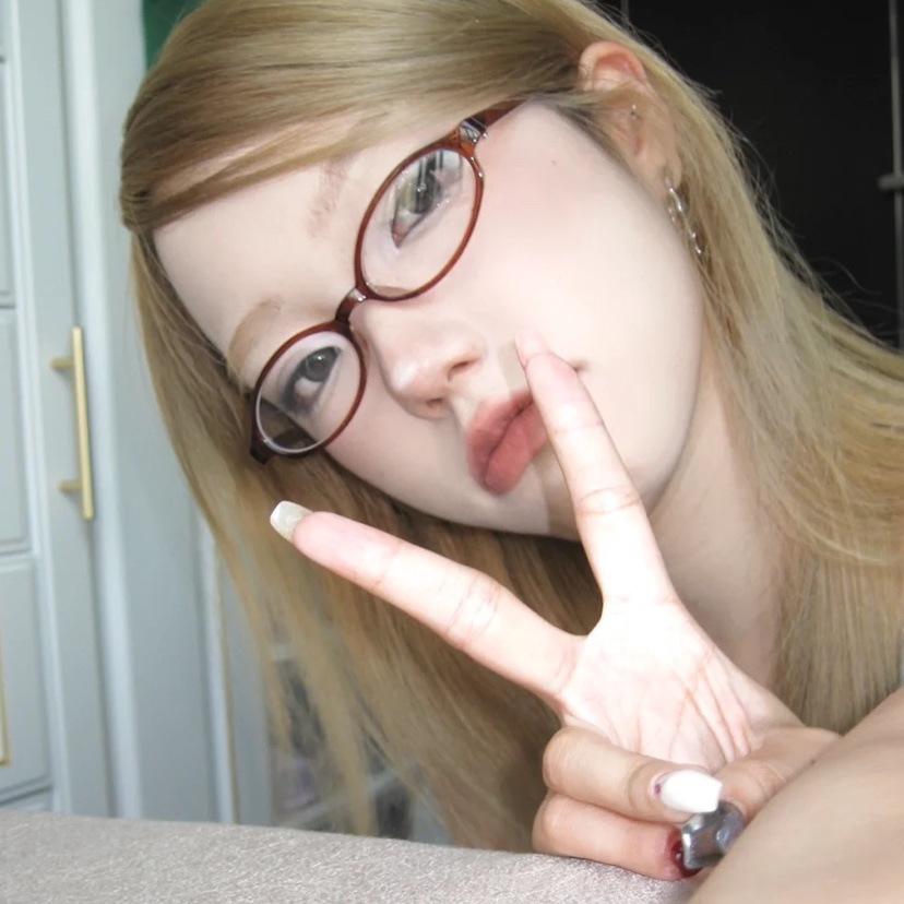 

Двухмерные азиатские сестры японские и корейские очки в маленькой оправе женские ретро-очки Y2K Spice Girl Street Shot Plain Face постепенное изменение оправы очков