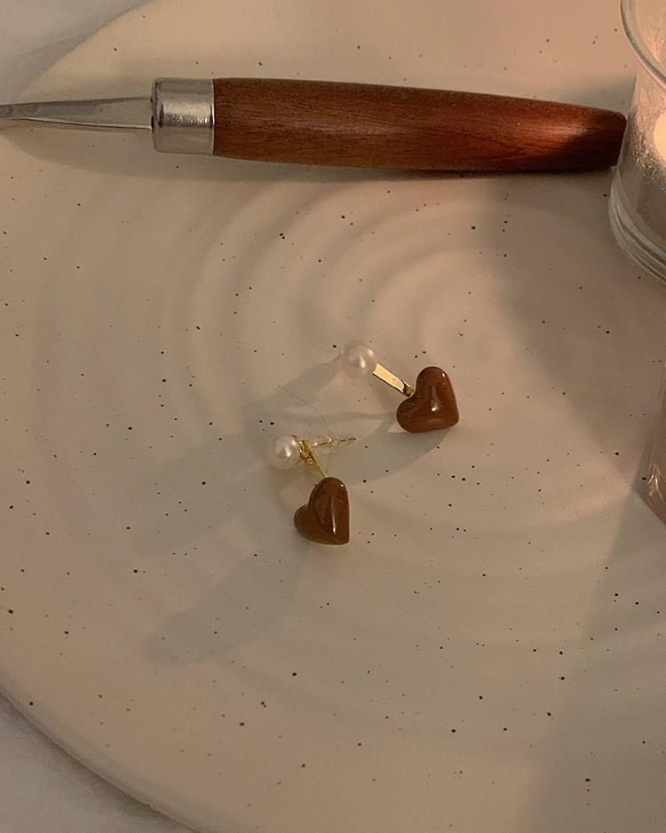 

Серьги-пусеты в виде сердца с жемчугом Майяр: Нишевый, Высококлассный Дизайн для Женщин, 2024.