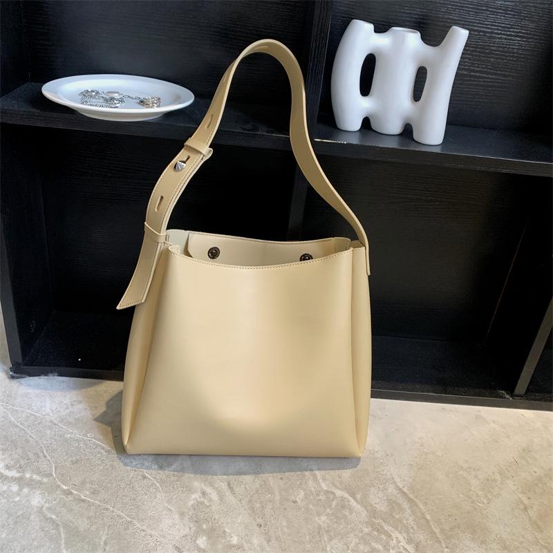 Шикарная минималистичная женская сумка кроссбоди и на плечо с нишевым дизайном и вместительным объемом хаки