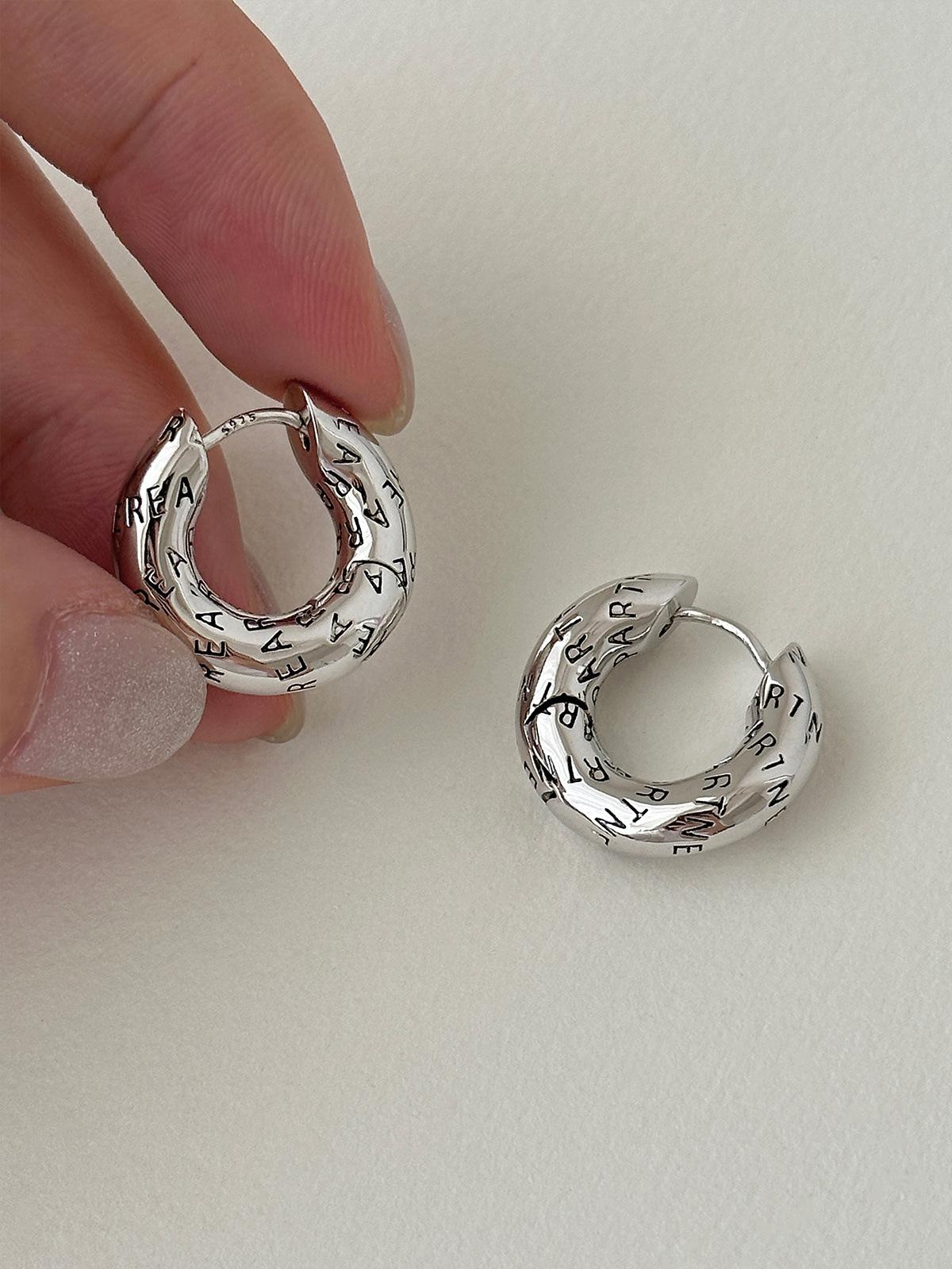 

Ретро персонализированные английские серьги нишевый дизайн высококачественные серебряные игольчатые серьги легкие роскошные изысканные украшения для холодного ветра новые продукты 925 silver needle