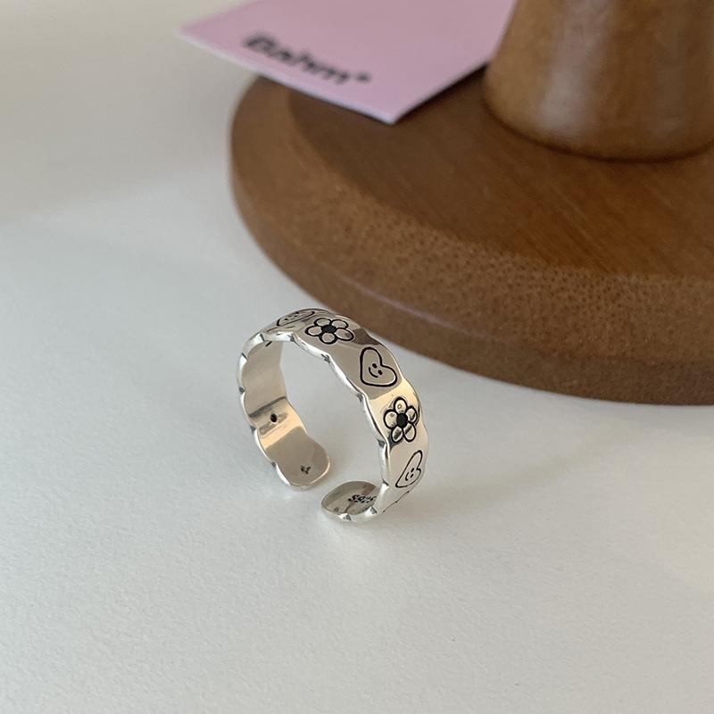 

Элегантное кольцо-дудл из черных бусин для женщин, сочетающее ретро-стиль и современные модные тенденции 2023 года для