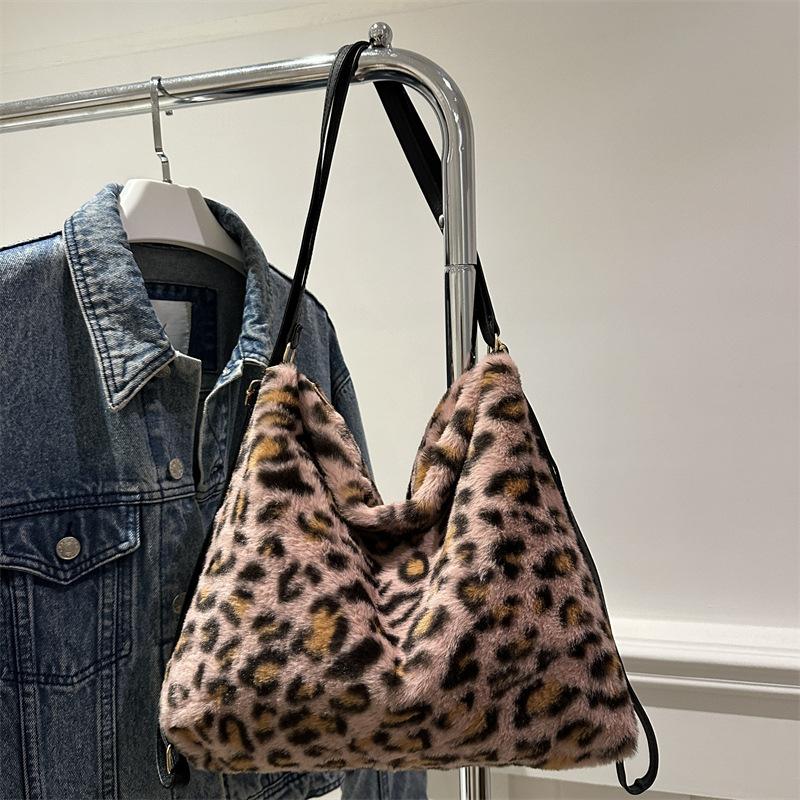 Simple large-capacity bag 2025 small fresh and fashionable leopard print plush tote bag atmospheric fluff shoulder bag women's bag