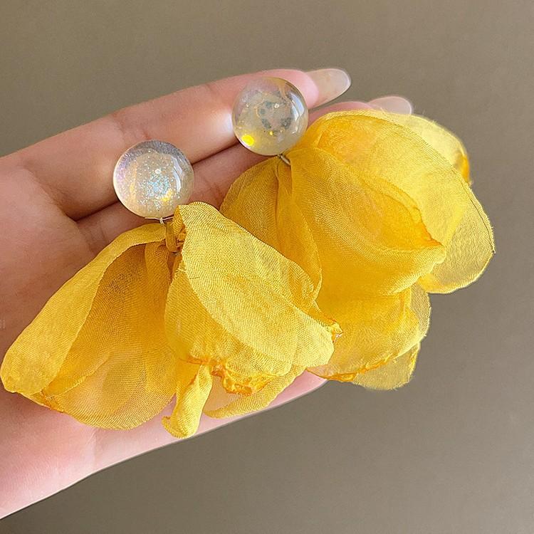 Yellow flower pendant earrings, sweet temperament earrings, fashionable and versatile high-end earrings.
