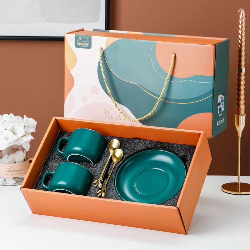 

Цветная глазурь Керамическая кофейная чашка Блюдце Подарочный набор В стиле Инс Чашка Лахуа Сувенир Простой подарочный набор чашек 250ml