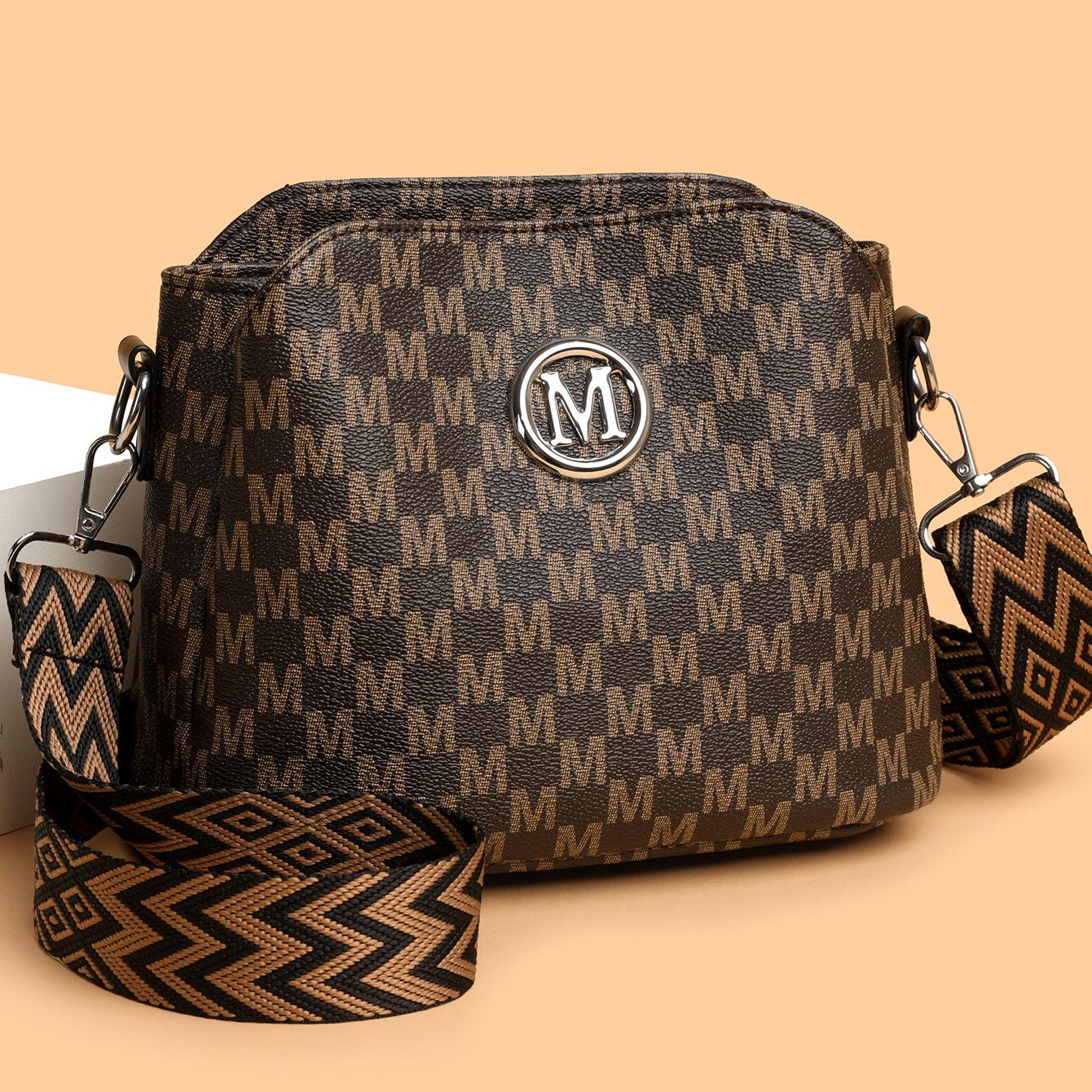 

Soft leather retro simple versatile fashion shoulder bag, light luxury high-end feeling, large capacity crossbody bag 23X13X28CM чорний