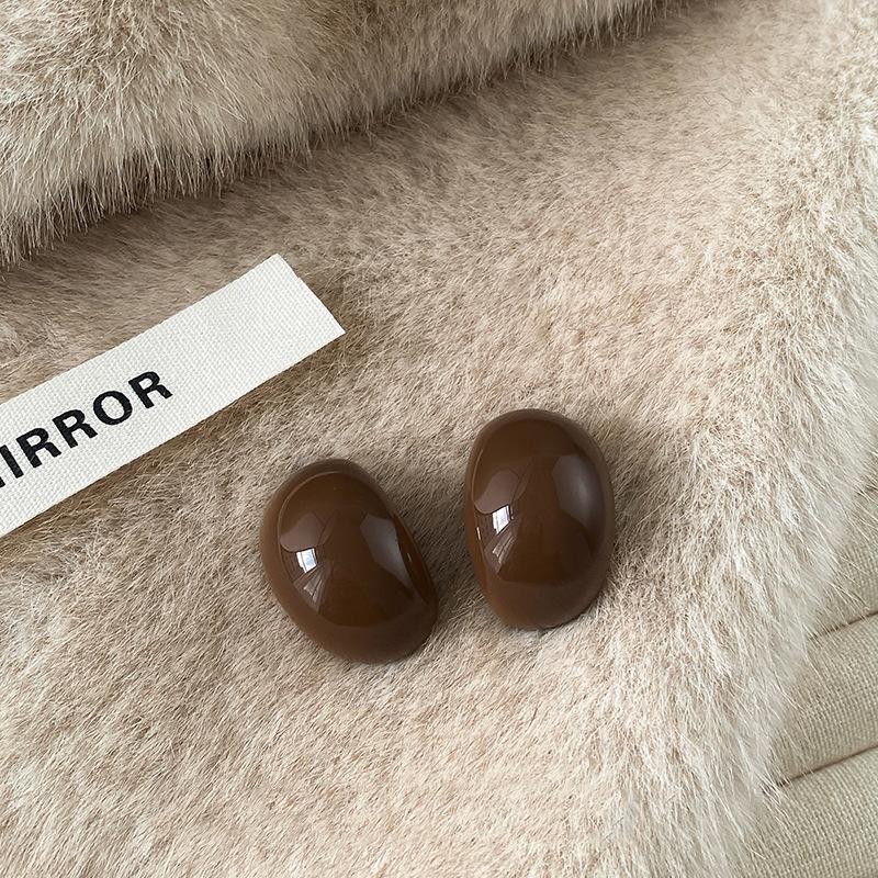 

Silver needle curved C-shaped oval water drop resin stud earrings Korean autumn and winter retro temperament earrings niche simple earrings