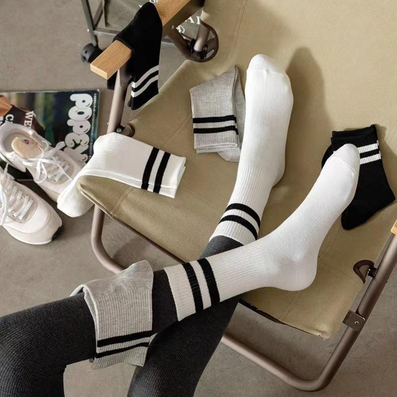 Popular Parallel Bars Mid Length Socks Women's Autumn Fashion Embroidery Love Pattern Breathable Black White Girls Socks