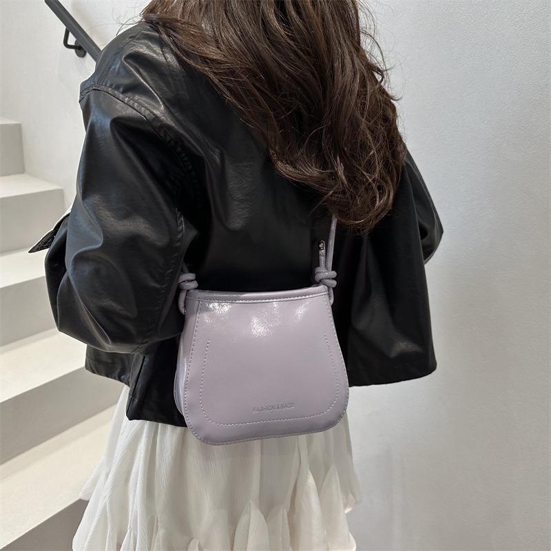 Fashion, lightweight and casual solid color new simple shoulder bag high texture versatile portable messenger bag women