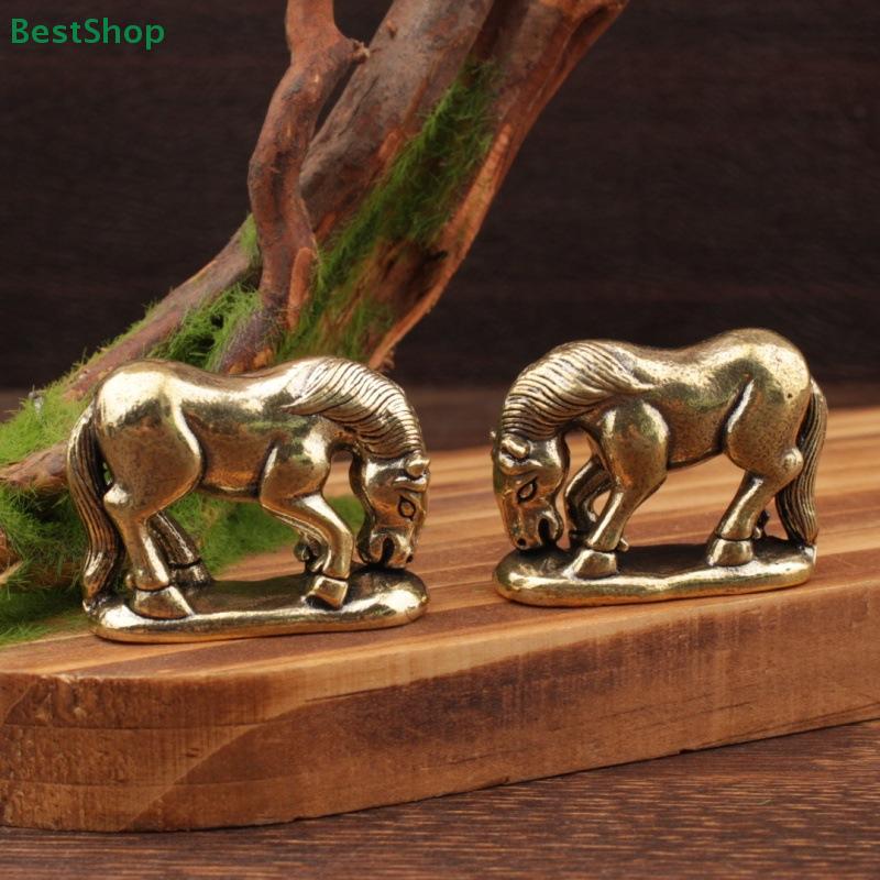 Mini mosiężna figurka konia pasącego się - Mała vintage statuetka zwierzęcia do dekoracji biurka, brelok do kluczy i kolekcja retro