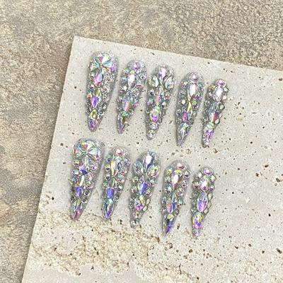 Nail art – Strass e decorazioni per unghie