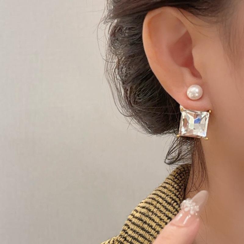 Square Zirconia Pearl Earrings for Women. Light Luxury, High-end, Elegant Style, Large Earrings. A Retro Style, Suitable for Wearing Twice.
