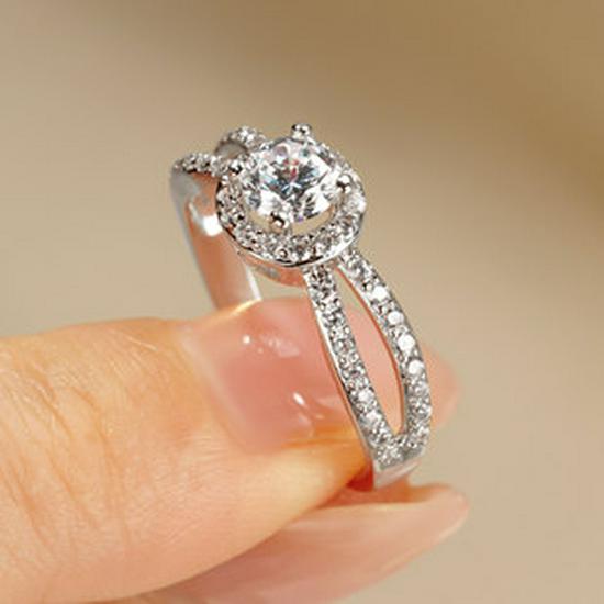 Women's Light Luxury Round Diamond Zircon Ring – Elegant Micro-Pave Fashion Accessory