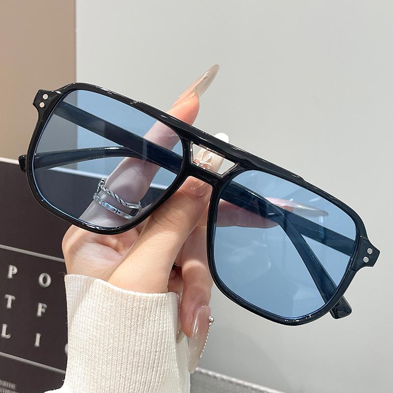 

2025 Новые европейско-американские солнцезащитные очки квадратной формы цвета чая с защитой от УФ-лучей с заклепками для мужчин и женщин