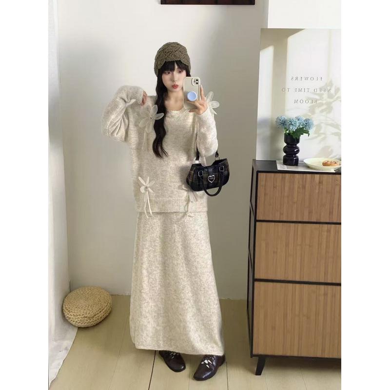 French Chic Maternity Knitwear Set: Fashionable 3D Bow & Flower Design for Autumn/Winter. M