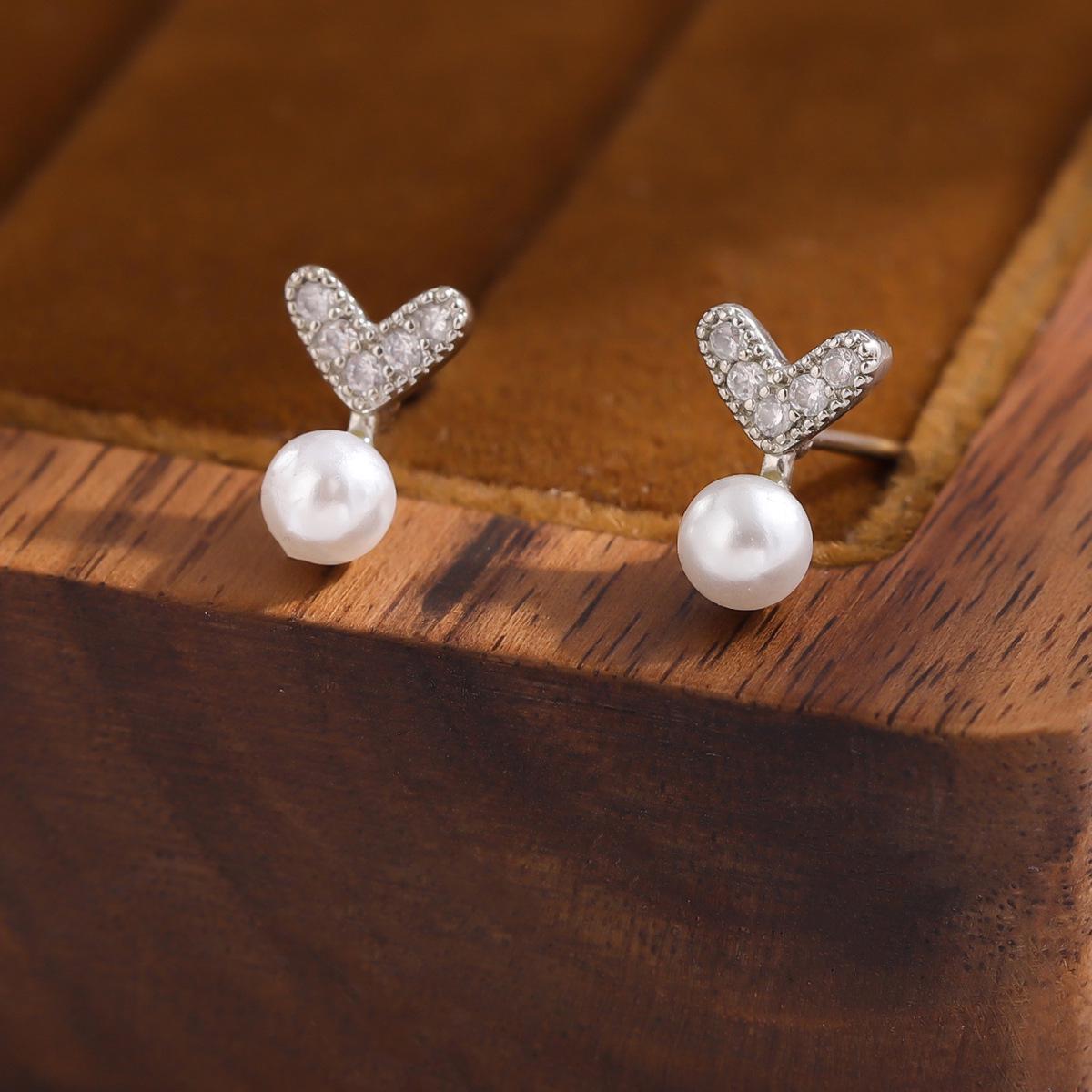 

Корейские серьги-пусеты в форме сердца с жемчугом и стразами