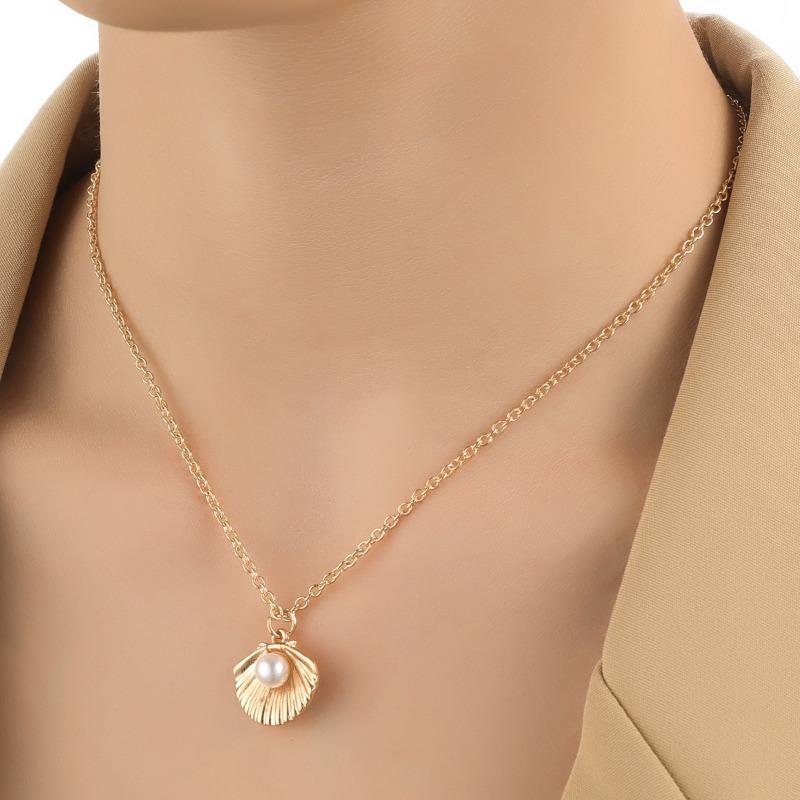 Womens Light Luxury Niche Design Shell Pearl Pendant Necklace Elegant Versatile Chain