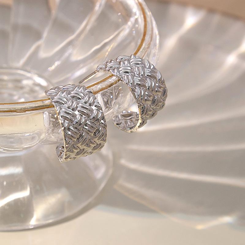 Light Luxury Pleated C-Shaped Stud Earrings, Niche Design Earrings, Metal Fashion Semi-Round Earrings