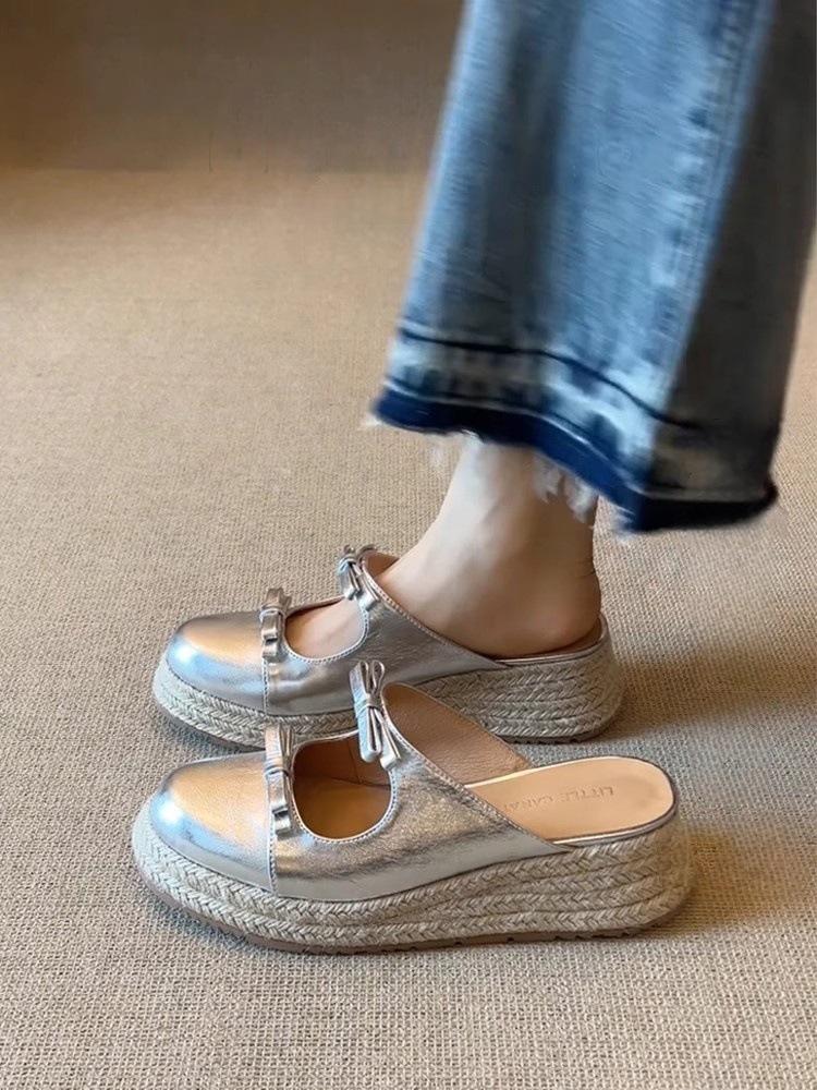 

French straw thick-soled bag head bow cool slippers women s summer 2025 new versatile skirt half slippers 35 серебряный