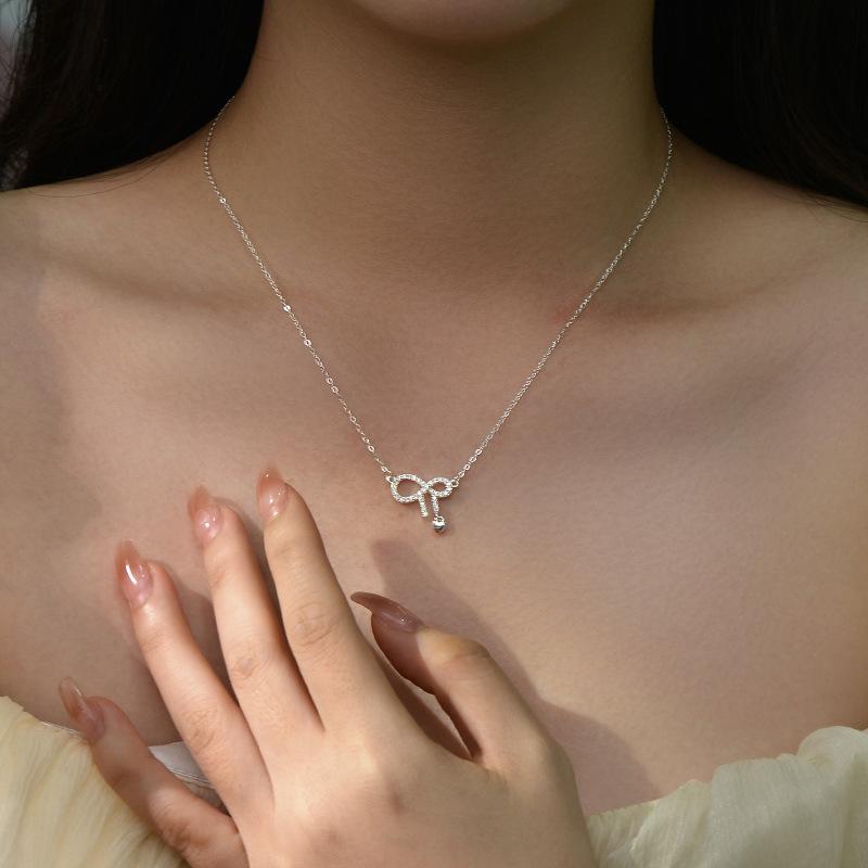 Collier nœud papillon avec incrustation de diamants, tempérament exquis, doux et polyvalent, luxe léger et chaîne de clavicule haut de gamme pour femme