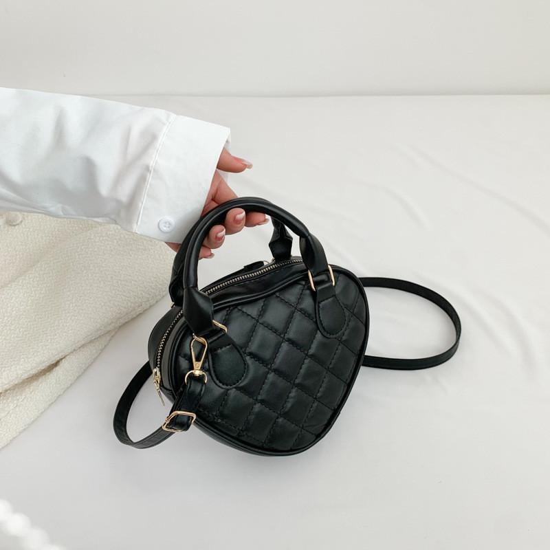 Fashionable Summer 2023 Heart Bag Chic Casual Shoulder Bag With Zipper Closure чёрный