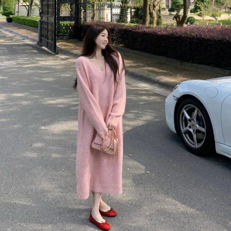 Today's fashion is beautiful and gentle, thin and meaty, high-end exquisite and beautiful pink knitted dress.