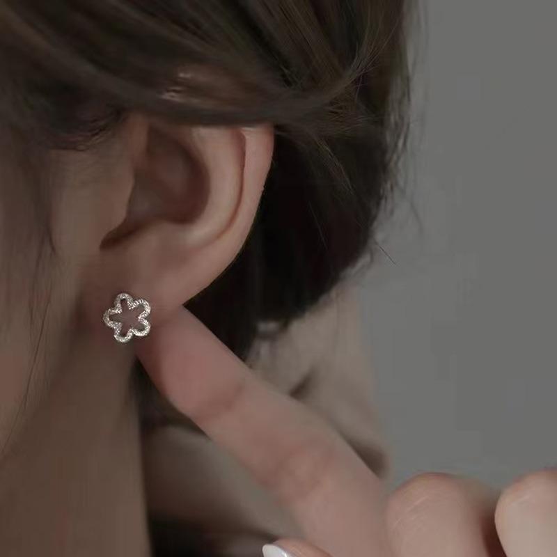 Raising Ear Holes, Small Stud Earrings for Women, Simple, Sweet, Small and Fresh Earrings, Niche Design, Versatile Earrings