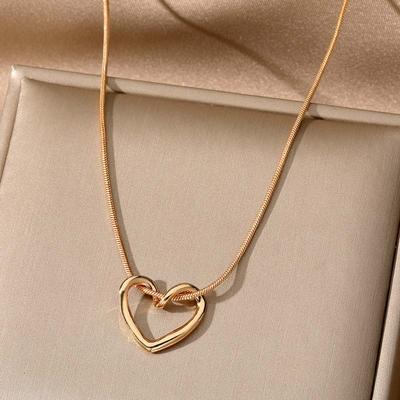 New Simple Hollow Love Heart Shape Pendant Necklace for Women Girl Fashion Creative Geometric Clavicle Chain Necklaces Party Jewelry Gift