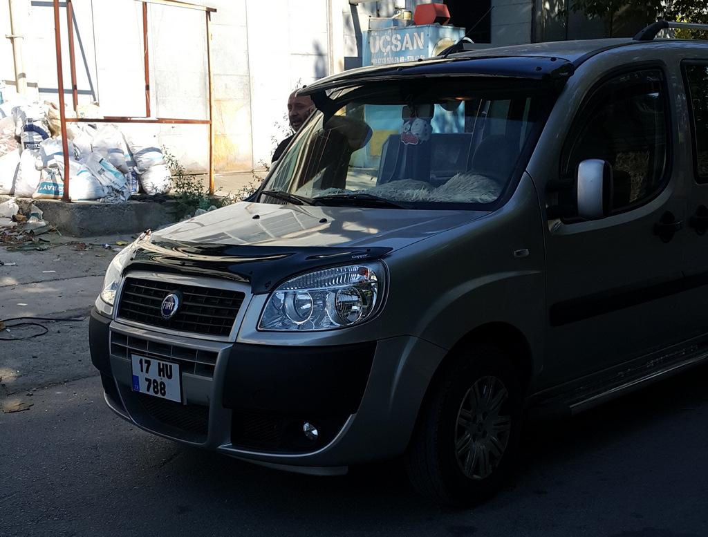 Visier an der Windschutzscheibe (schwarz glänzend, 5mm) für Fiat Doblo I 2001-2005